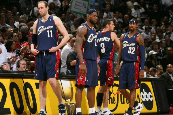 绿军三分雨淹没残阵骑士，西蒙斯21分助球队走出阴霾